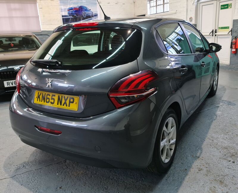 PEUGEOT 208